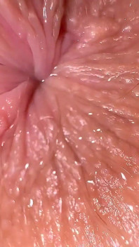 他妈的。她说她是一个处女，但我的鸡巴像在平底锅里一样松弛地垂着！