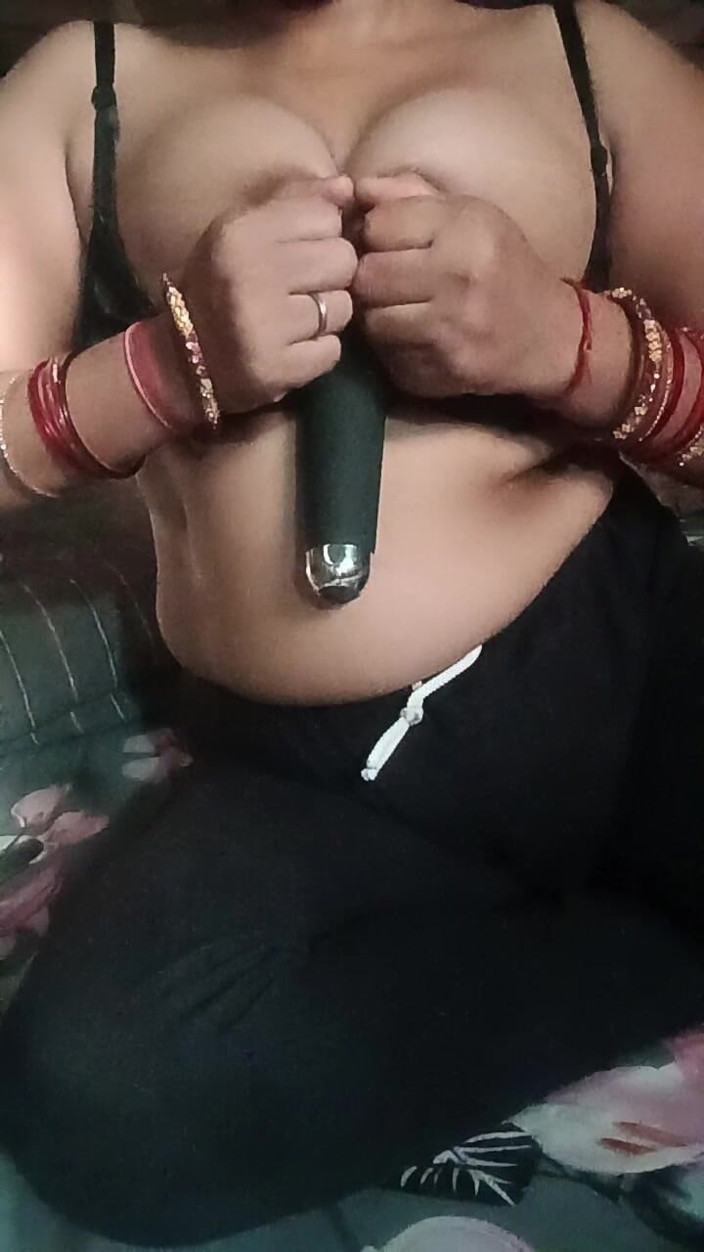 Soni sk: Indian deshi village Housewife masterbating pussy vibrator dildo