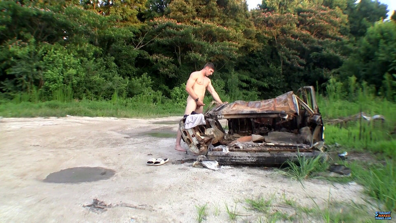 Straight naked thugs: Elijah keert terug voor een pis en een beroerte