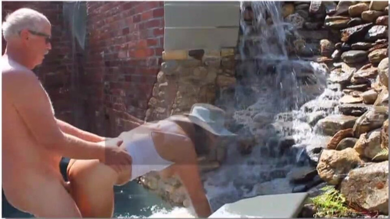 Candi Annie: Follada Divertida Al Aire Libre En La Fuente - Candi Annie