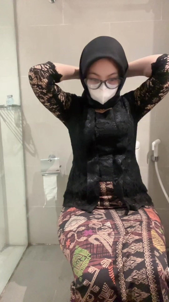 Biancaid: Seksi Beyaz Kebaya Hijablı Kız Tuvalette Oynuyor, Ta Ki Sıçrayana...