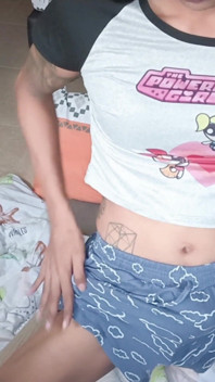 Femboy Hlazení přes šortky plus náhodné stříkání!