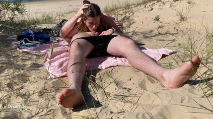 Dvabitch: Pasangan bogel menikmati blowjob di pantai