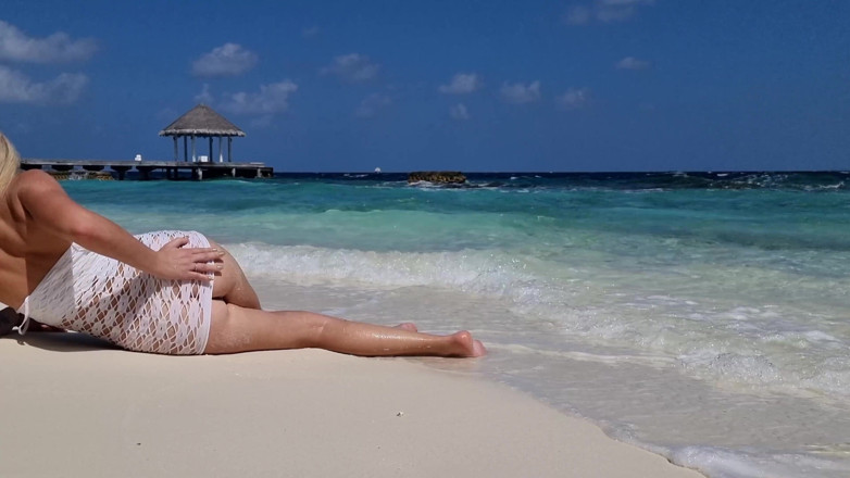 TheloveStory: Outdoors sexy teen without panties hot ass