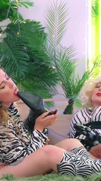 Nadržené vnadné dívky šukají sexy milfky lesbické role hraní ve fetiš oblečení (latex a PVC) Arya Grander
