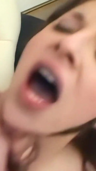 Karina kay dễ thương buôn bán bú kẹo mút cho con cu to