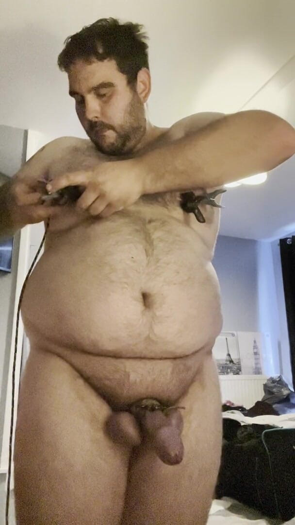 Shaun Cbt: Pula și coaiele transformă violet în robie cu cleme pentru sfârcuri extreme și...