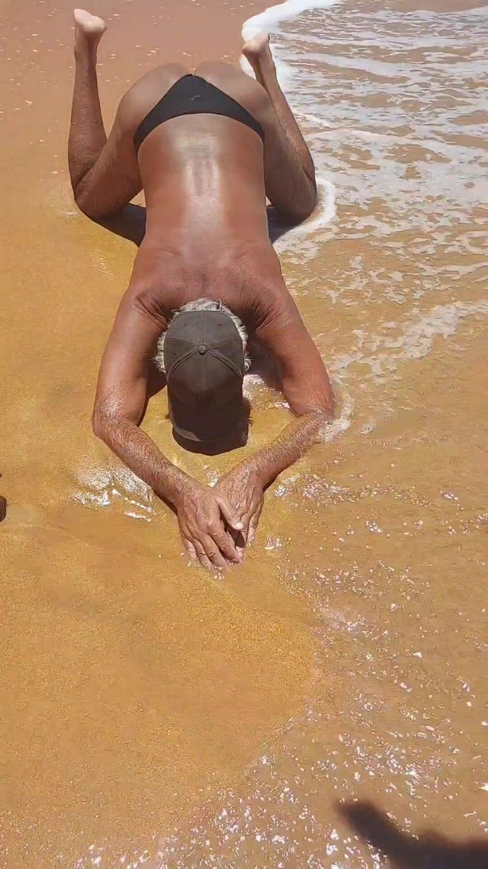 Ladysilvas: Ледісільва на пляжі демонструє свою гарячу дупу в трусиках