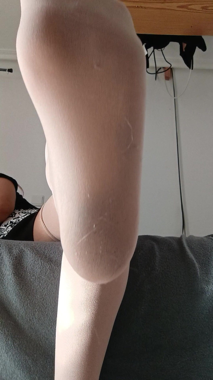 Softbrattypuppy: Sembah Stoking dan Kaki Nilon Saya