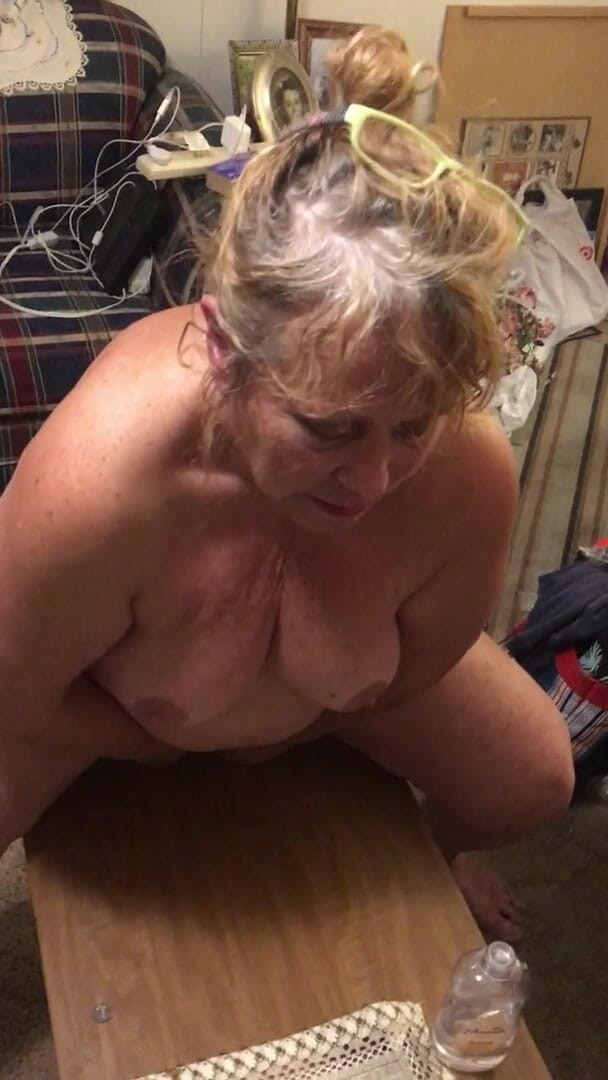 Big Ass 4 U: La nonna nutre il suo dildo 9 pollici nella sua fica...