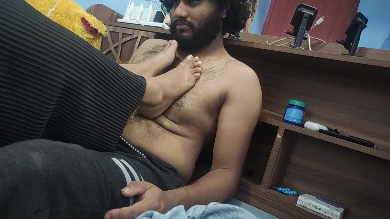 Vaigavarun Feet romance: Calpestare il petto