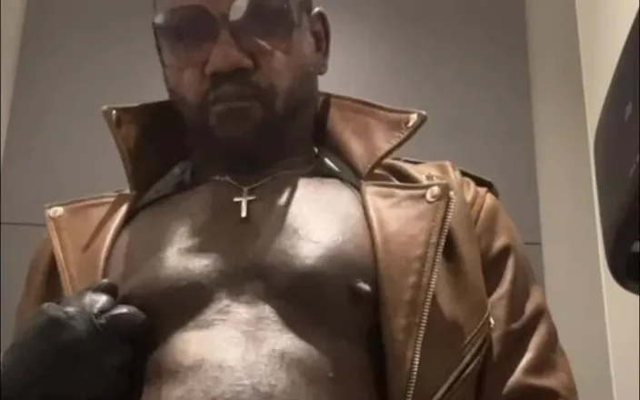 Black mature kinky muscle: BBC Muscle Daddy Restroom Bate &amp; Heavy Cum Session