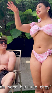 Curvilínea Menina Puta É Infiel Ao Namorado Com Um Estranho Com Um Pau Grande No Pátio De Um Resort.