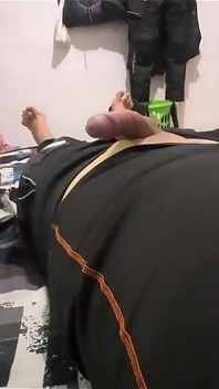Üvey kızım evde yalnızken beni dinlenirken buluyor ve sikiyor.