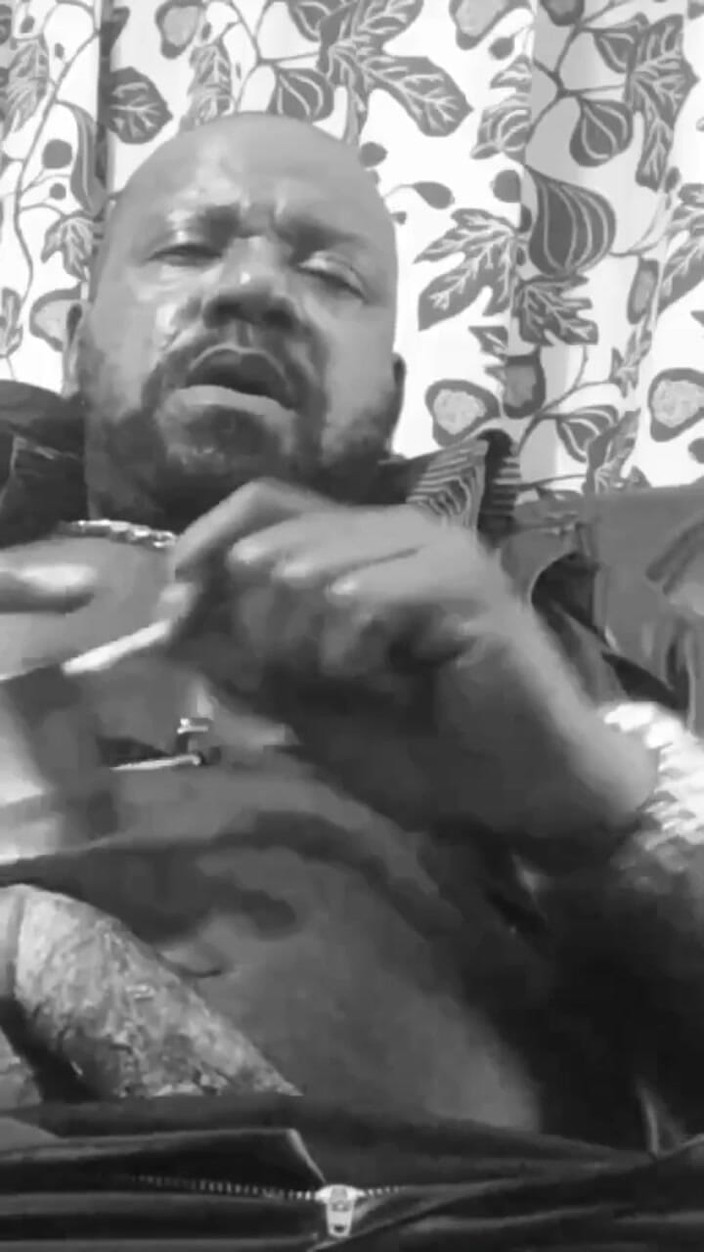 Black smoking muscle stepdad: 큰 자지를 빨아주는 거유 금발