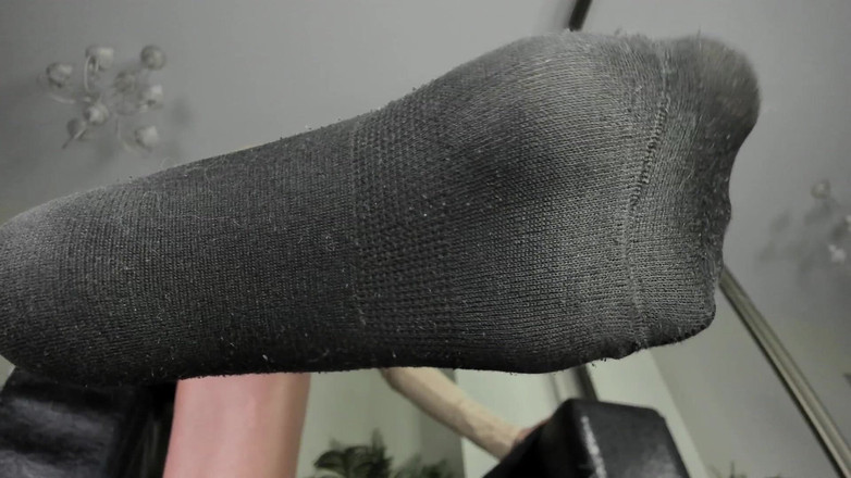 Feet lady: Svarta strumpor i långa fötter