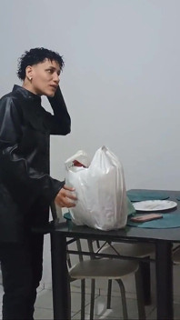 MILF ini menelepon wanita pengantar dan ingin berterima kasih atas pengirimannya dengan cara yang sangat nakal