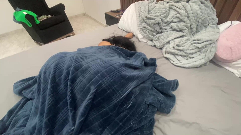 SENSESEX: 새엄마의 흥분한 보지에 두 번 연속으로 온다