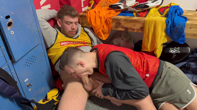 Jak White: Heteroseksüel genç kız soyunma odasında emiyor