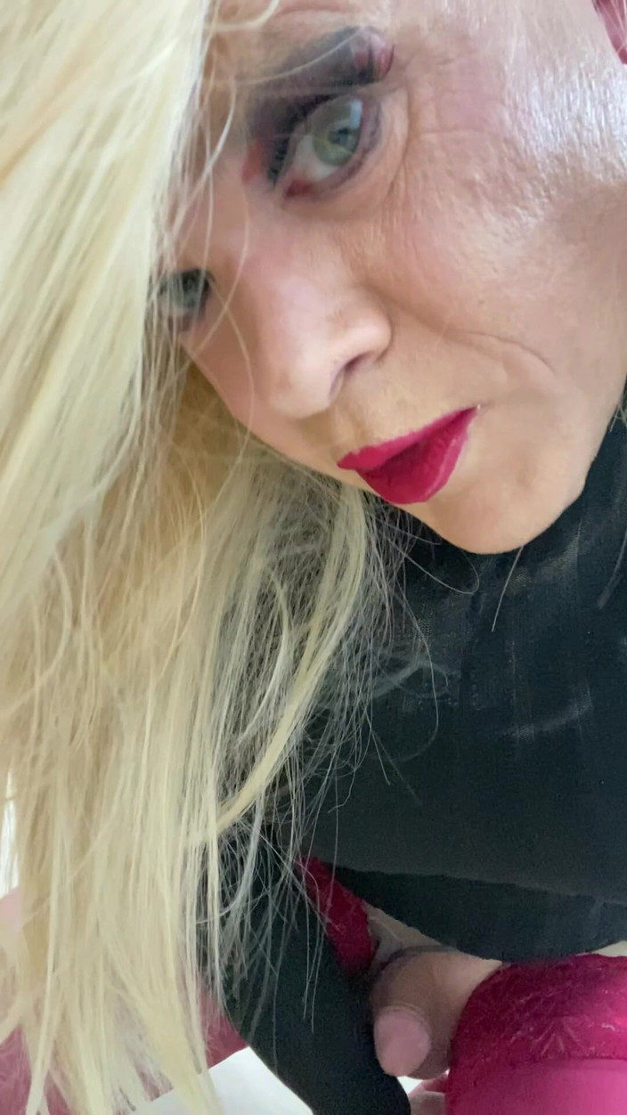 MadisonCD2025: Troia femminuccia travestito prende un cazzo e poi si diverte...