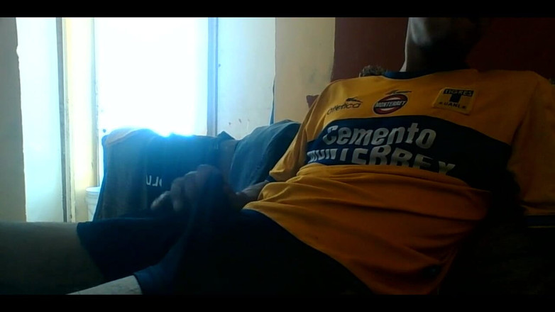 AlexAlejandro13: Duduk di Sofa