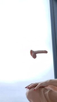 Hra s hračkami - Dildo na okně - Kouření