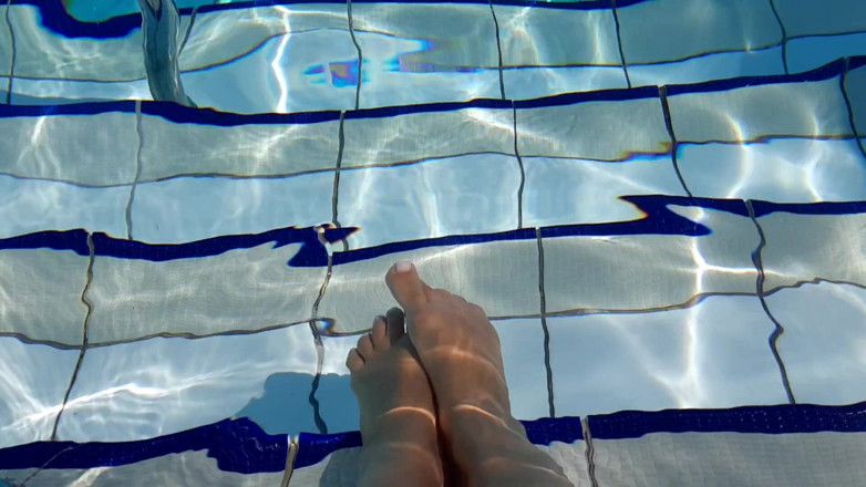 Fetish intimmedia: Jogo de fetiche por pés na piscina