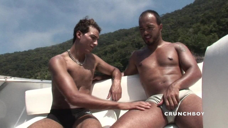 Interracial Bareback Channel: Heterosexual latino follando a pelo en el barco en exhib...