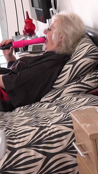 Capturando sua proprietária madura de 66 anos, Sra. Claire se masturbando (em primeiro plano)