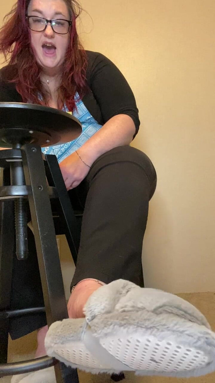 BellaBlast: Dominacja pantoci: BBW stopy upokorzenie jako mój footstool