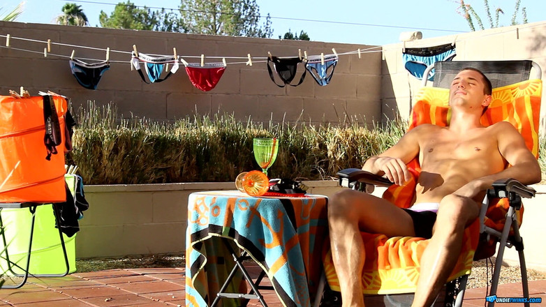 Undie twinks: Jd Phoenix accarezza al sole