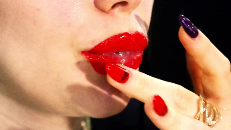 Goddess Misha Goldy: Rote lippen und ein spiel mit flüssigkeit und speichel! Milch...