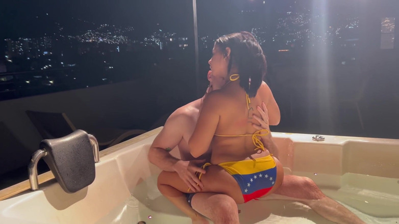 Andres Acosta: Hotwife latina con linee abbronzate tradisce il marito con un...