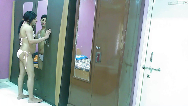 Cute & Nude Crossdresser: Sexy sissy travestito femboy Sweet Lecca-lecca si bacia in bikini...