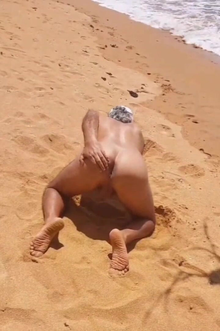 Ladysilvas: レディシルバがビーチで裸を見せる なんてセクシーなお尻なんだ