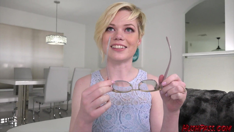 Hush Hush Entertainment: La récente diplômée Pearl Sinclair commence une carrière de baise...
