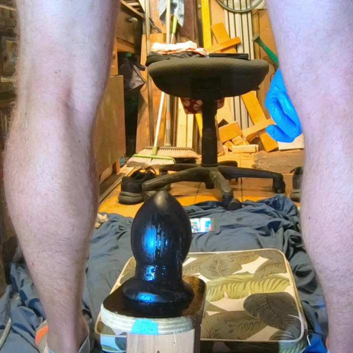 Dildo Kenny: Esticando minha bunda quente de perto