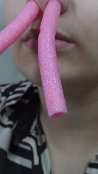 Ele brinca com meu nariz. Eu coloco uma almofada de silicone rosa fina no meu nariz e brinco com ele. Eu não sei o que é,