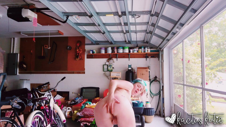 kactus kutie: Orgasmo sudato con il garage aperto