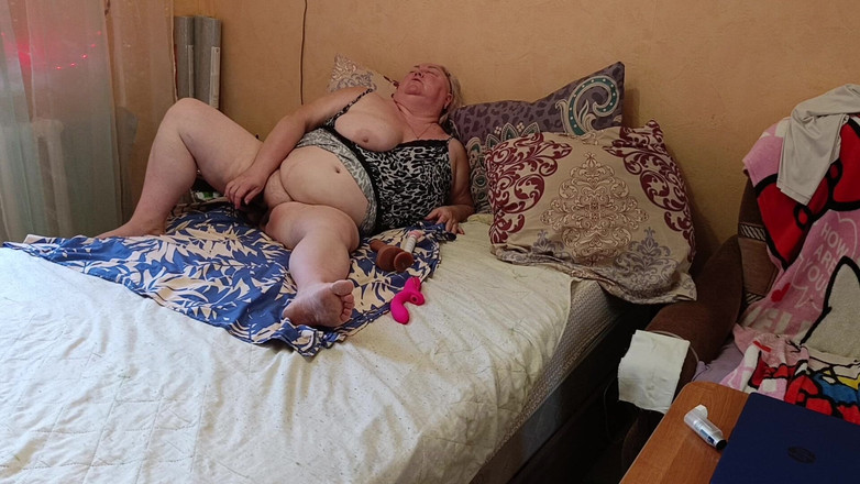 Zona901: namorada com grande boceta peluda se masturba com brinquedos