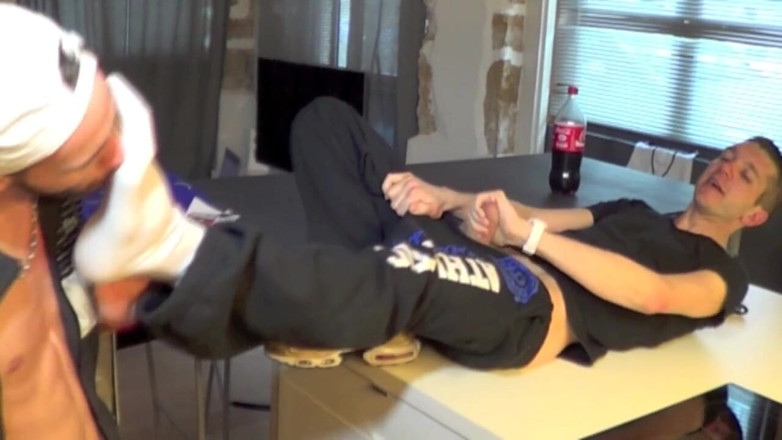 Sneaker gay: Tiago succhia e scopata da un ragazzo scally di parigi