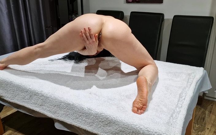 Nicky Brill: Haciendo el yoga desnudo y estirando mi coño