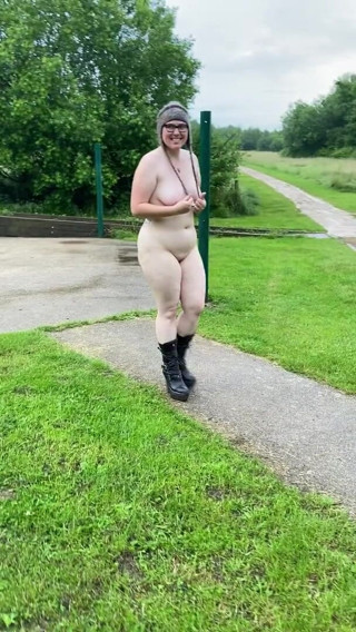 Rebecca Curves: Nahá procházka Rebecca Curves v parku