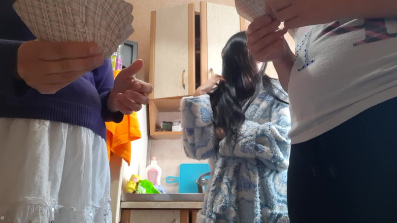 Lesbian-illusion: Meine stiefschweerin hat ihre freundin bei karten verloren
