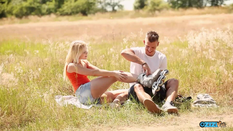 Zizi Vids: Its a Very Romantic Outdoor Date but That Skillful Ass...