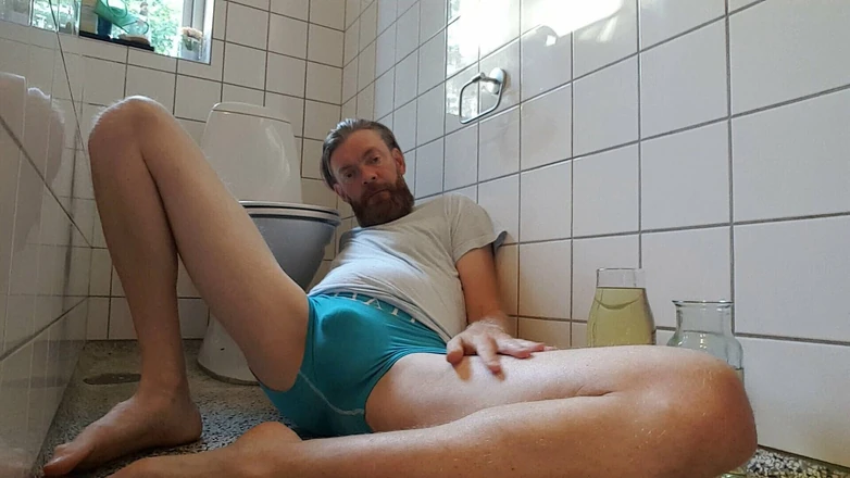 Pijothepisslover: Pacar kencing - bersenang-senang di toilet bagian 01