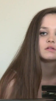 成熟乳房的黑发女同性恋张开少女的阴唇并抽插