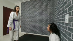 FetishKing: Karate boj Amanda VS Nataly - Power kicks s modelovými nohami