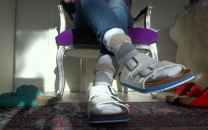Lady Victoria Valente: Socks sniffing, slippers show and cumming on socks