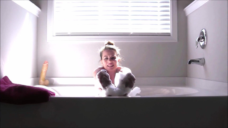 Nikki Nevada: 20 minute bathtub foot job